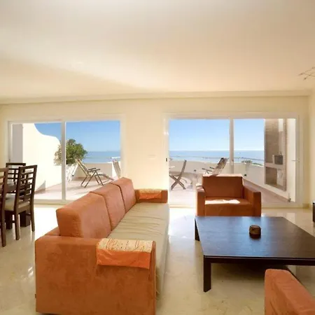 Immaculate 3-bed Penthouse- Stunning Views Apartment