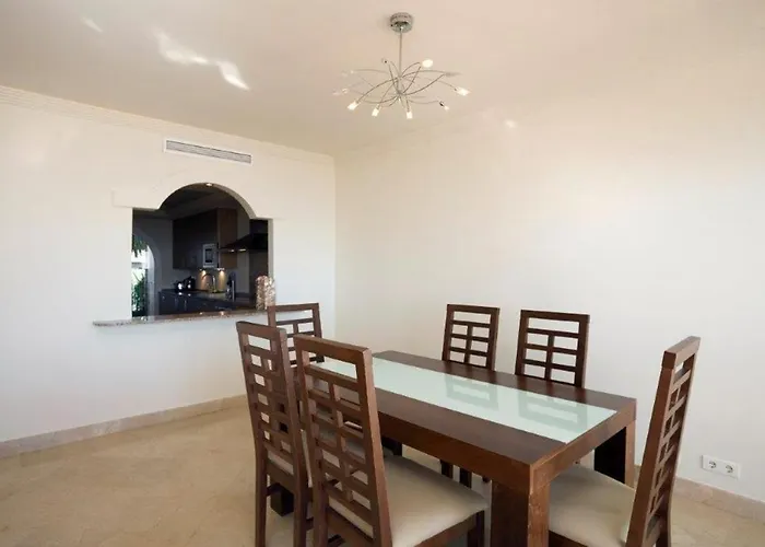 Immaculate 3-bed Penthouse- Stunning Views