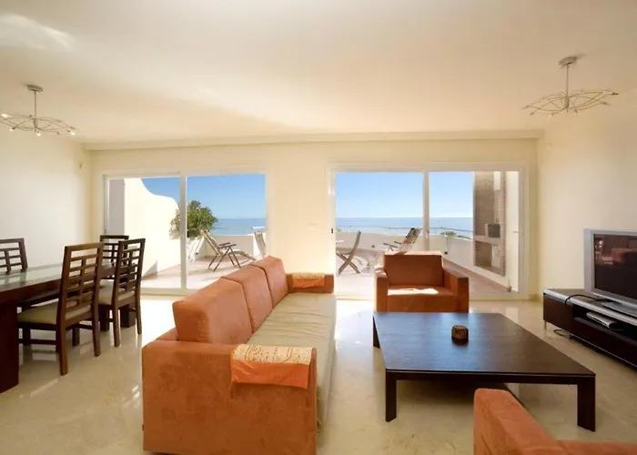 Immaculate 3-bed Penthouse- Stunning Views Апартаменти